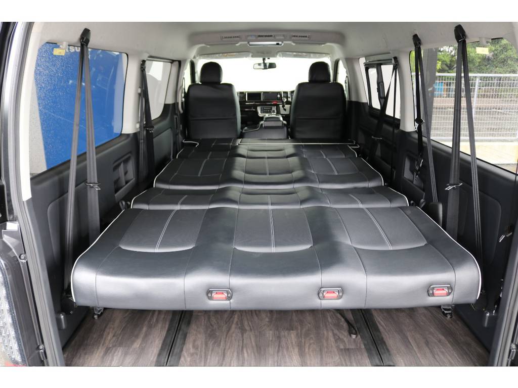 シートをフルフラットの状態にするとベッド下に荷物を置くことも可能です！