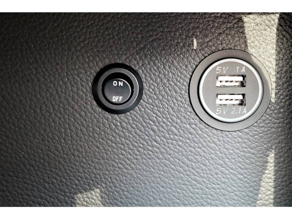 車内には便利にお使い頂けるUSBポートも増設しております！