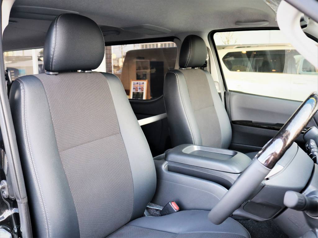 運転席シート、専用ハーフレザーシート！