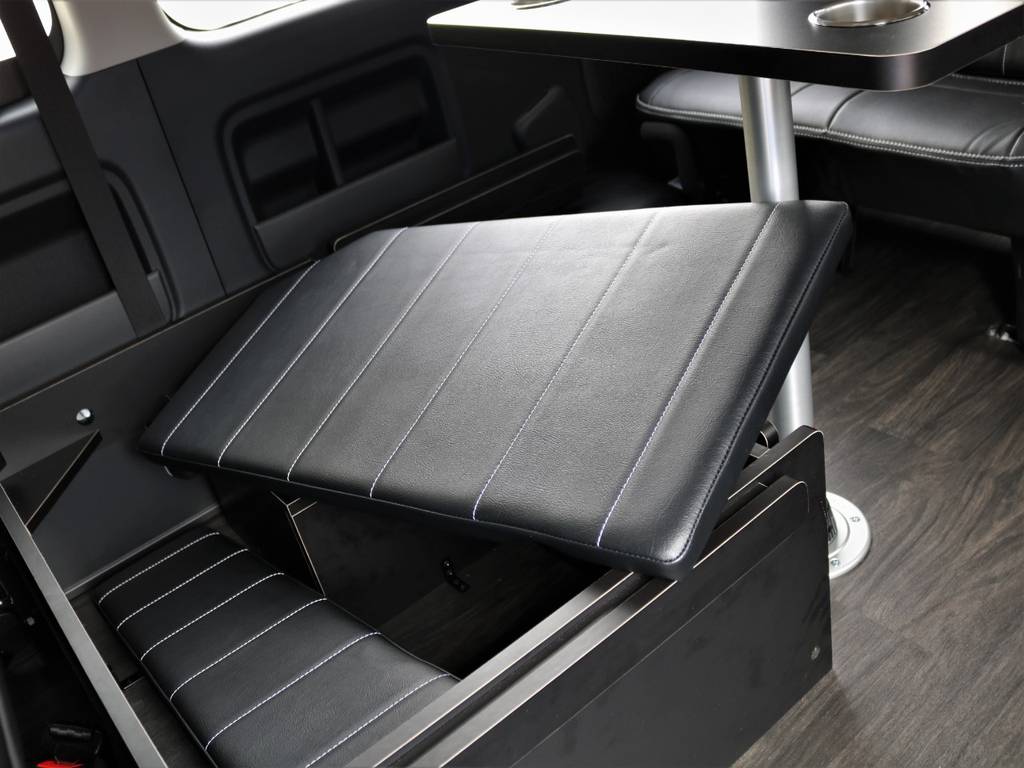 ３列目の後ろ向き座席は収納としても活用出来ます！！