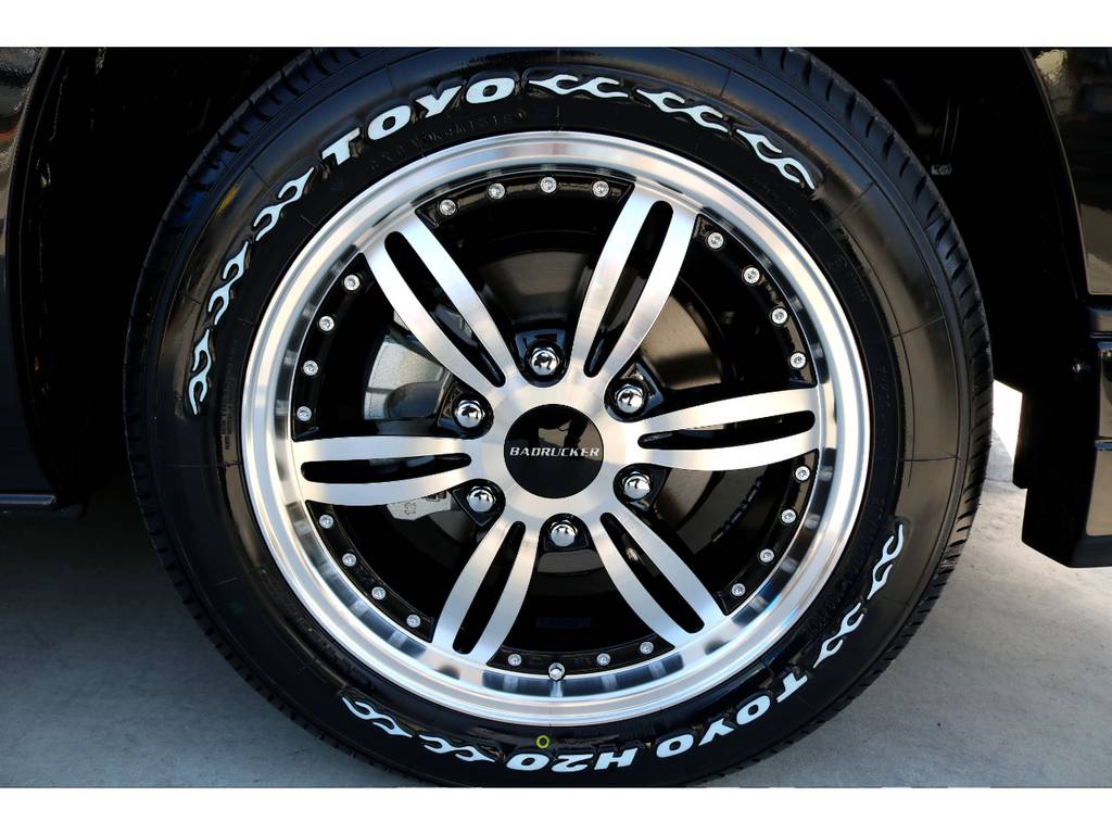 足元にはバッドラッカー ２４ＰＯＩＮＴＳ １７インチアルミにＴＯＹＯ Ｈ２０タイヤをチョイス！！