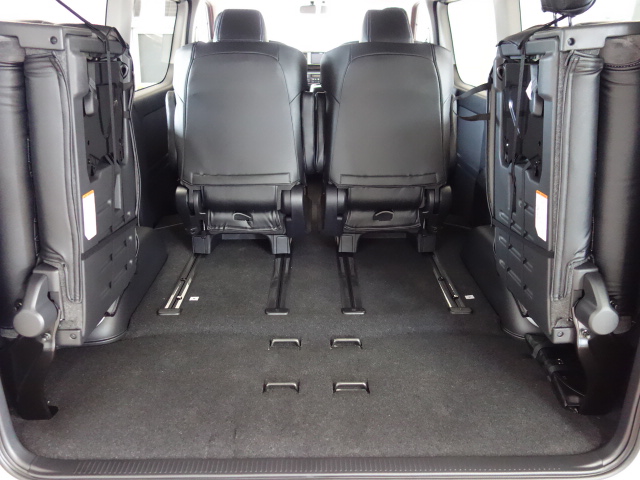 ３ナンバー１０人乗り登録、４列目シートも跳ね上がります！！