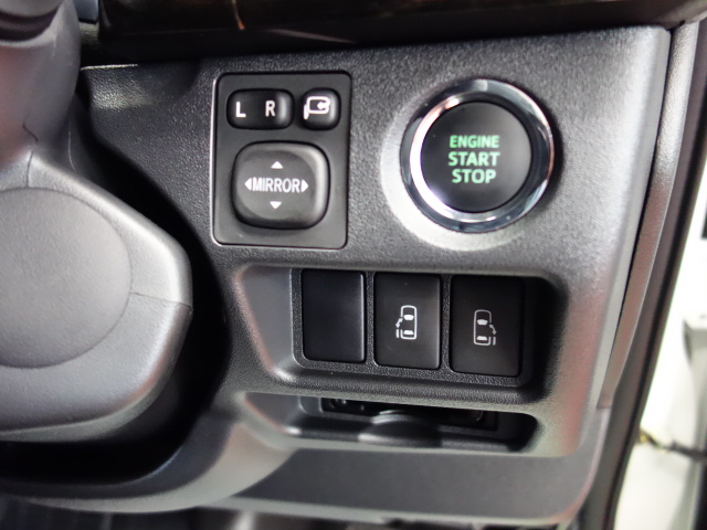 両側パワースライドドア装備！！