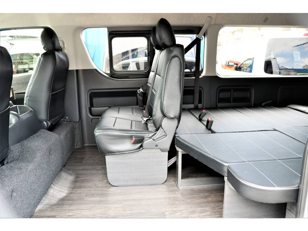 前向き8人乗り、後ろ向き2人掛けの合計10人乗り3ナンバー登録です！