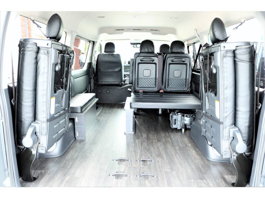 ベッドマットを外して４列目シートを跳ね上げれば広々としたラゲッジスペースが生まれます！