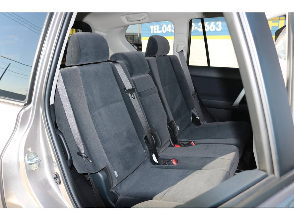 セカンドシートにはアームレスト＆ドリンクホルダー付きです☆チャイルドシートも取付可能☆