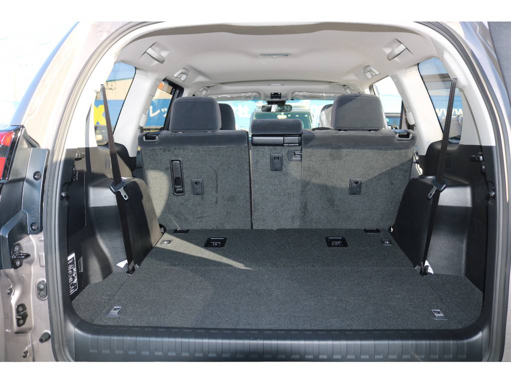 ７人乗りでサードシートは収納式です☆今までの跳ね上げ式とは違いラゲッジルームも広く使えます☆