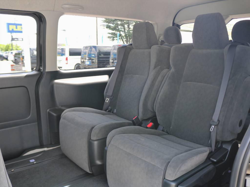 座席を後ろにすればオットマンを出してゆったりとくつろげます♪