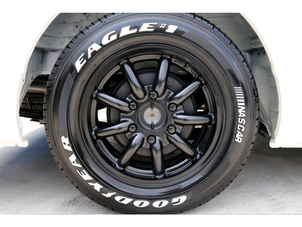 足元はファブレス ＭＣ-９ １６インチにナスカー ホワイトレタータイヤをチョイス！！