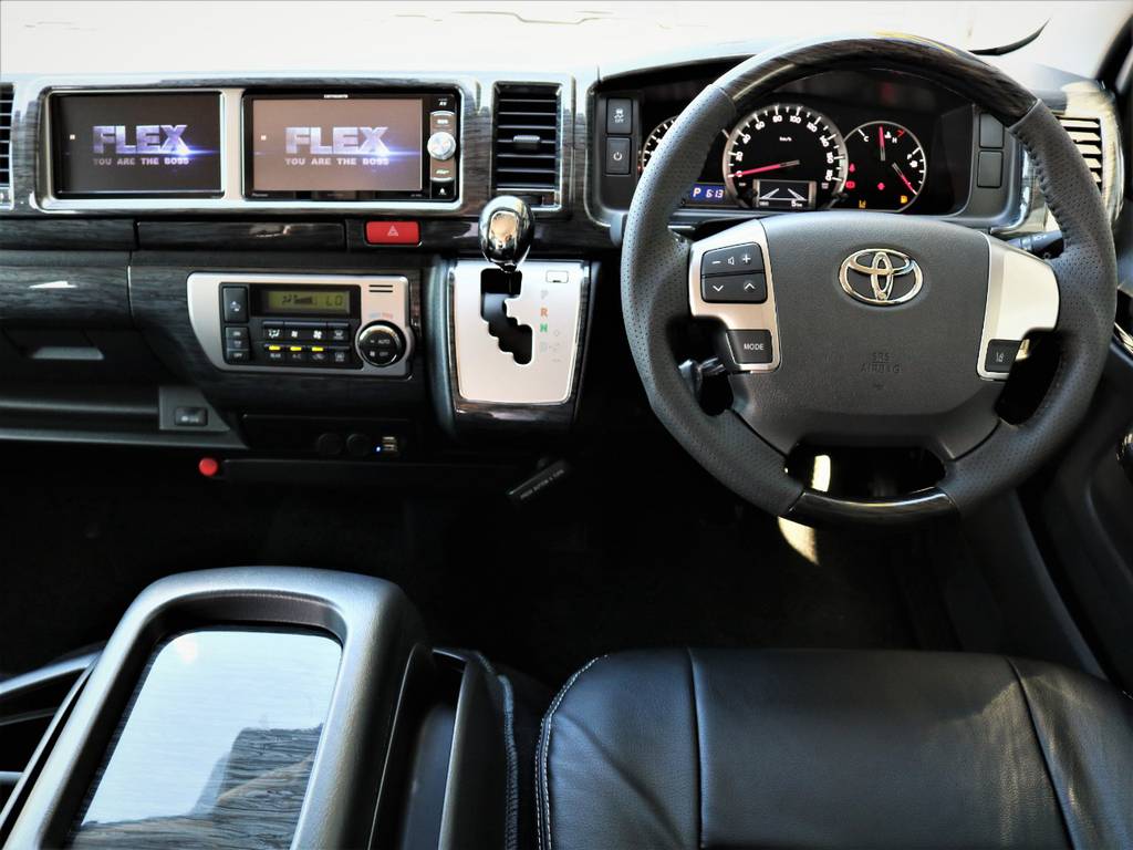 高級感溢れる室内！黒木目パネル、シフトノブ、ステアリング！