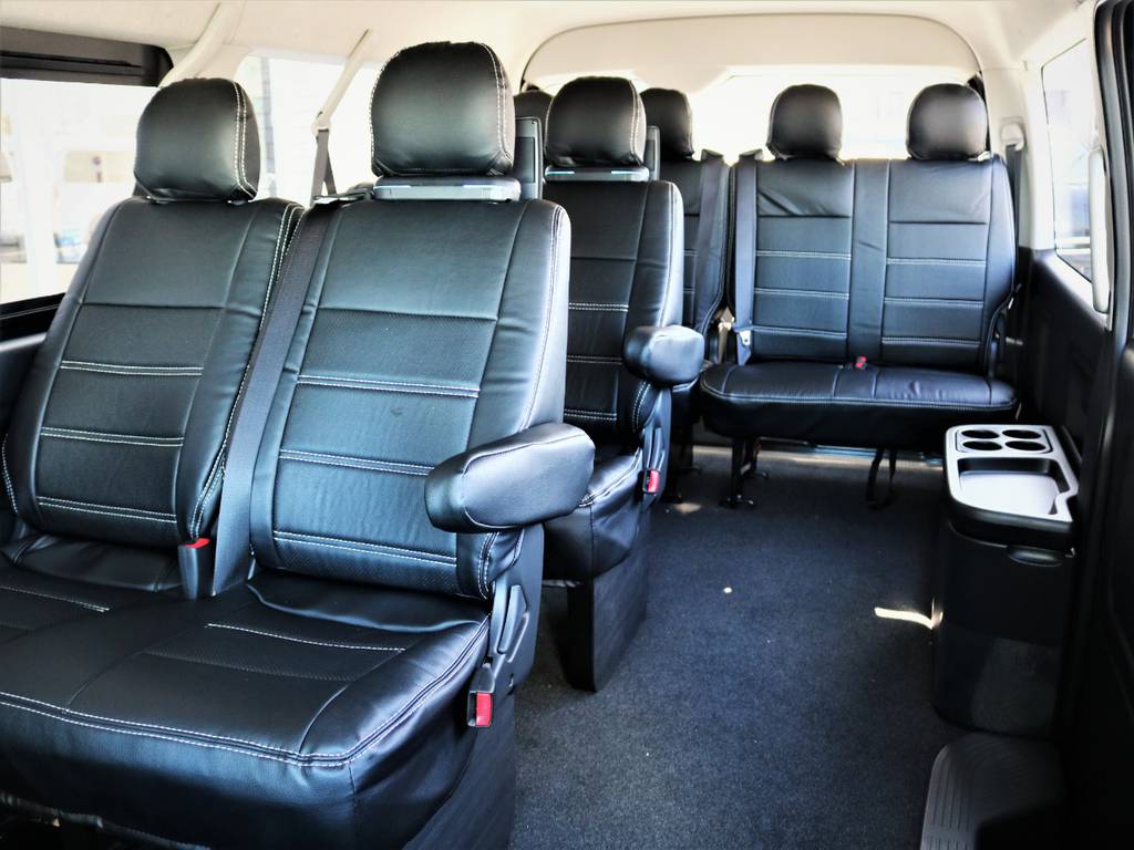 室内広々１０人乗り！全席黒革調シートカバー！