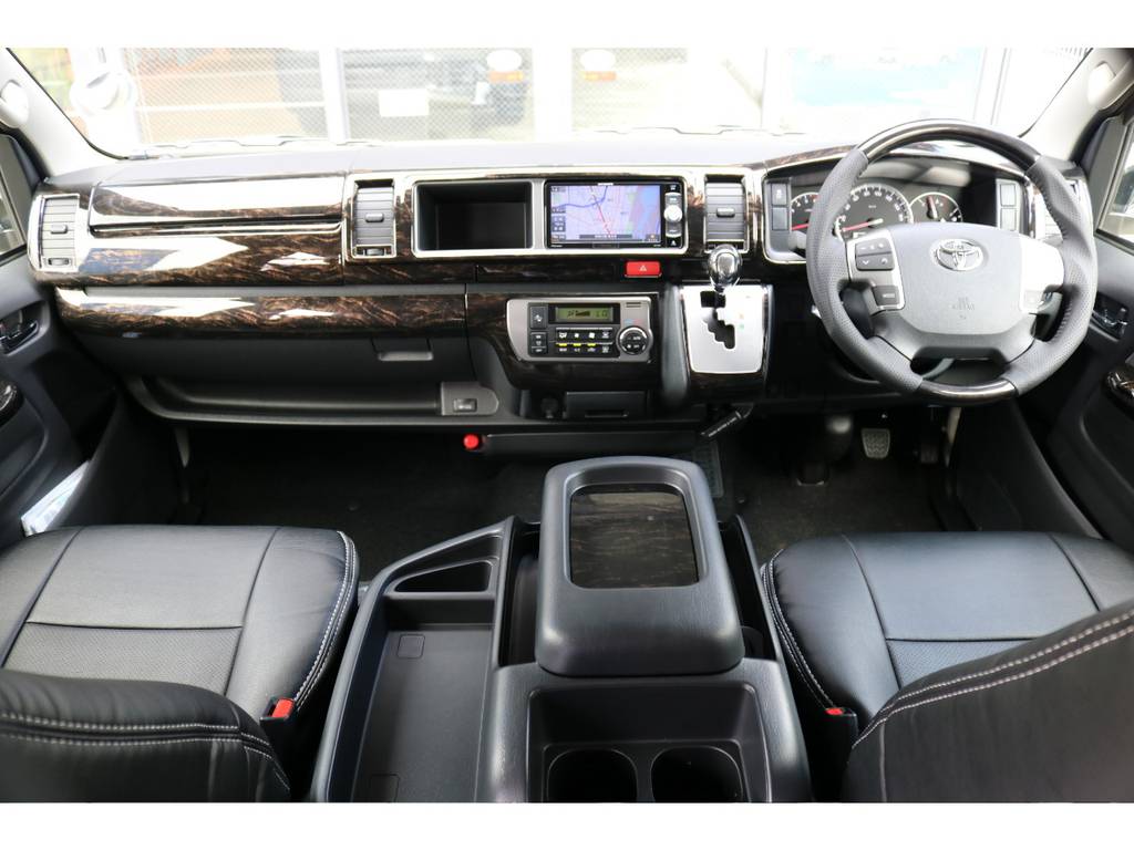 マホガニー調インテリアパネルでオシャレな室内♪