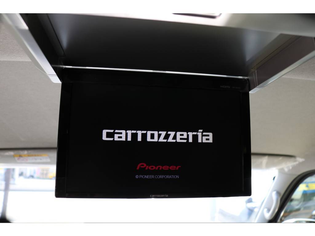 カロッツェリアフリップダウンモニターで後列の方も退屈知らず！