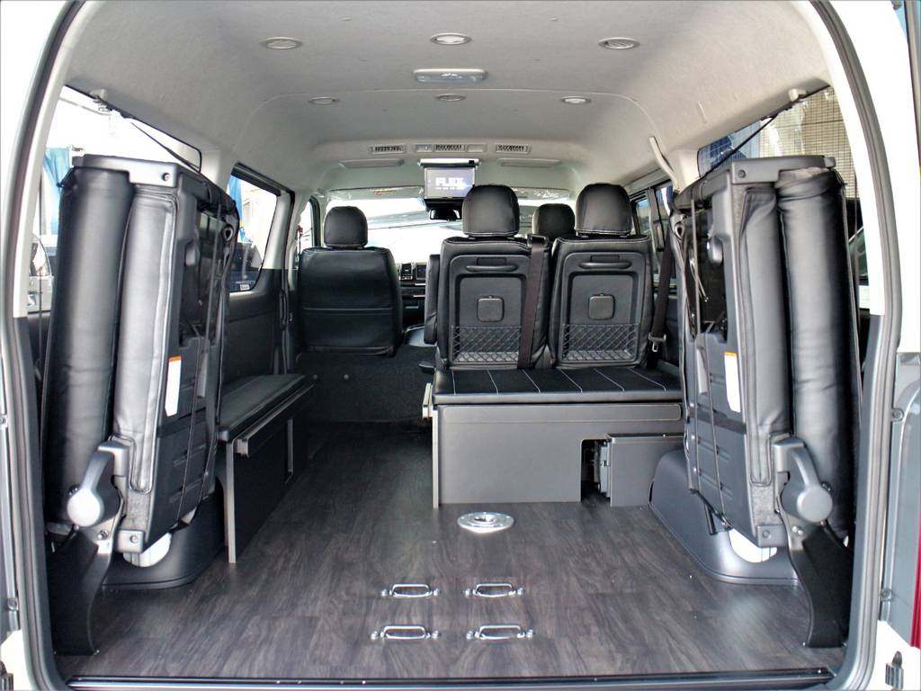 後席跳ね上げ可！　ベッドキット・テーブル取り外し可！