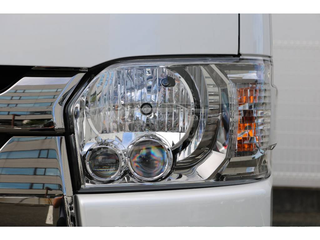 LEDヘッドライトも標準装備！オートマチックハイビームも装備済みですので、峠道、山道でも大安心！