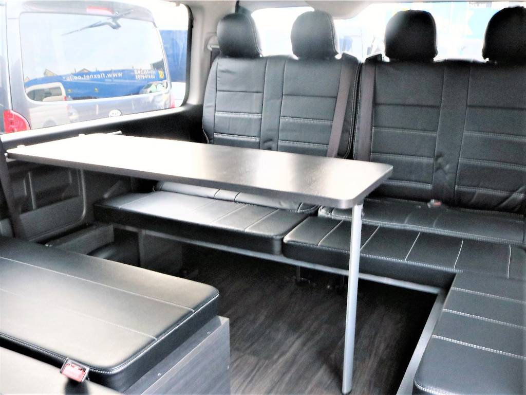 車内でくつろぐのに便利なサイドテーブル付きです！