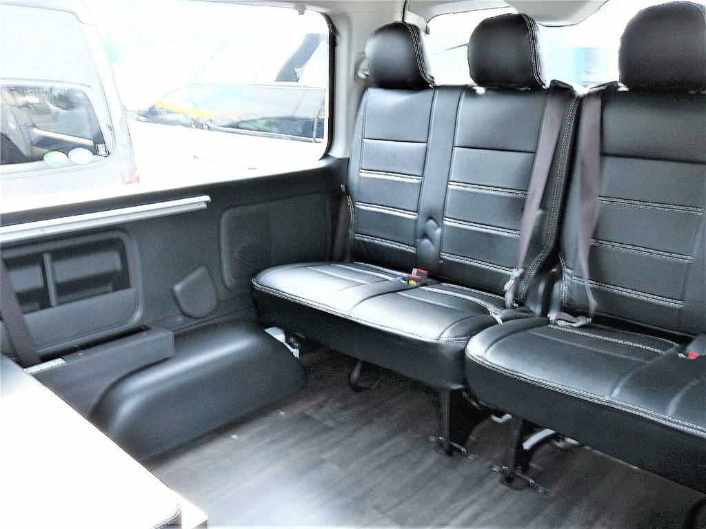 4列目の足元もゆとりのあるスペースがあるので大人の方でもゆったりと座れます！