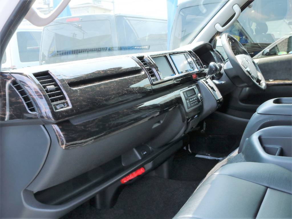 マホガニー調のインテリアパネルキット装着しております！