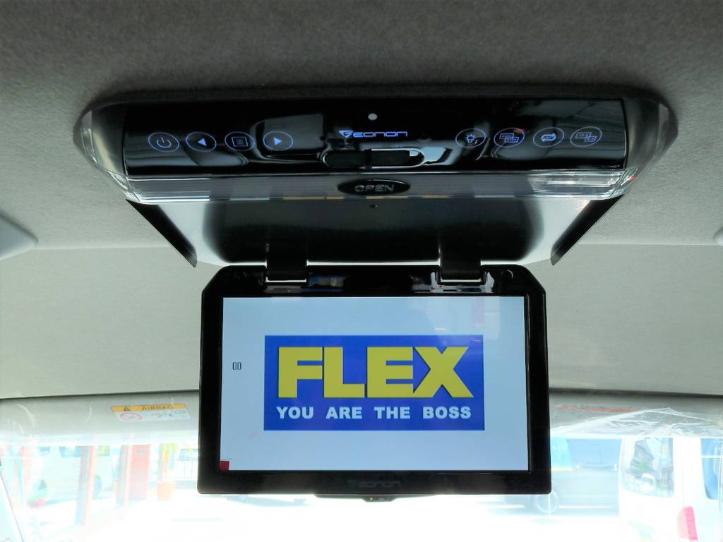 フリップダウンモニターも装着済みです！後席の方もお好みの映像をお楽しみいただけます！