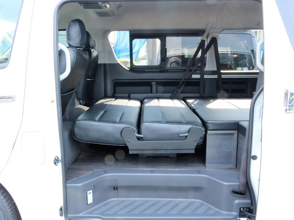 フルフラットベッド時には寝ころぶだけでなく長物の積載時にも役立ちます！