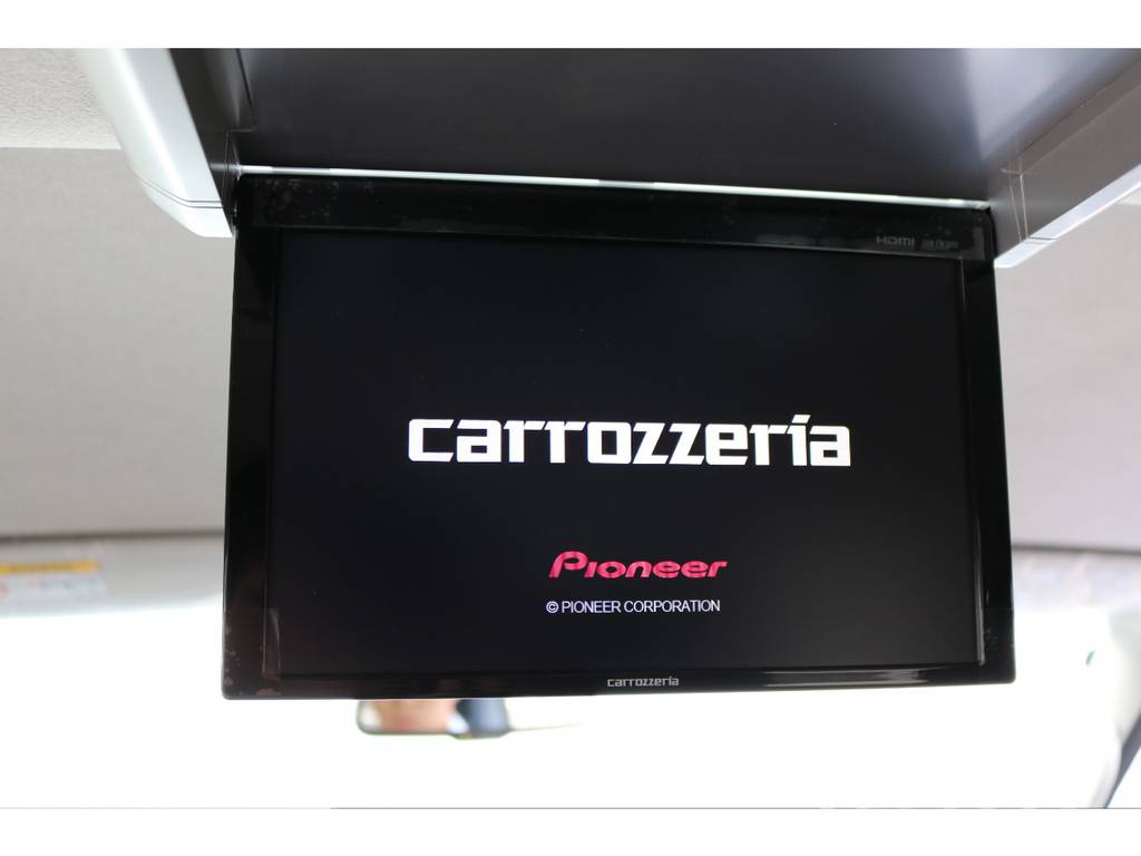 カロッツェリア製フリップダウンモニターも装備済み！後列の方も楽しくドライブ可能♪