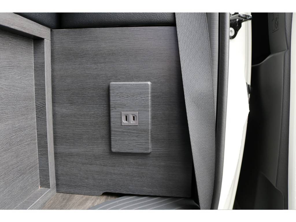 コンセントも完備！エンジンON時にスマホ充電等が可能です！