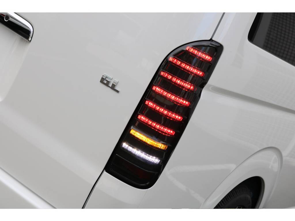 フルLEDテールです！非常に綺麗なラインで点灯するのが特徴です！