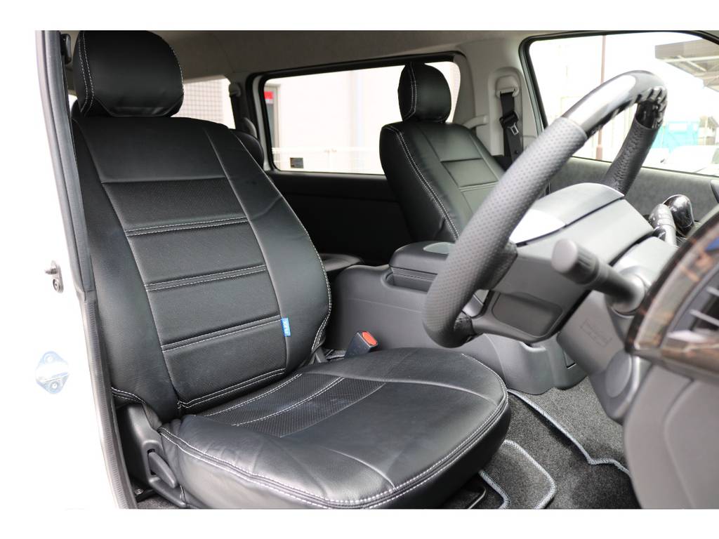 オリジナル黒革調シートカバーは１、４列目に装着済みです！