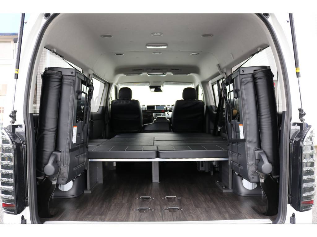 ４列目の最後列シートを跳ねあげれば積載スペースもございます♪