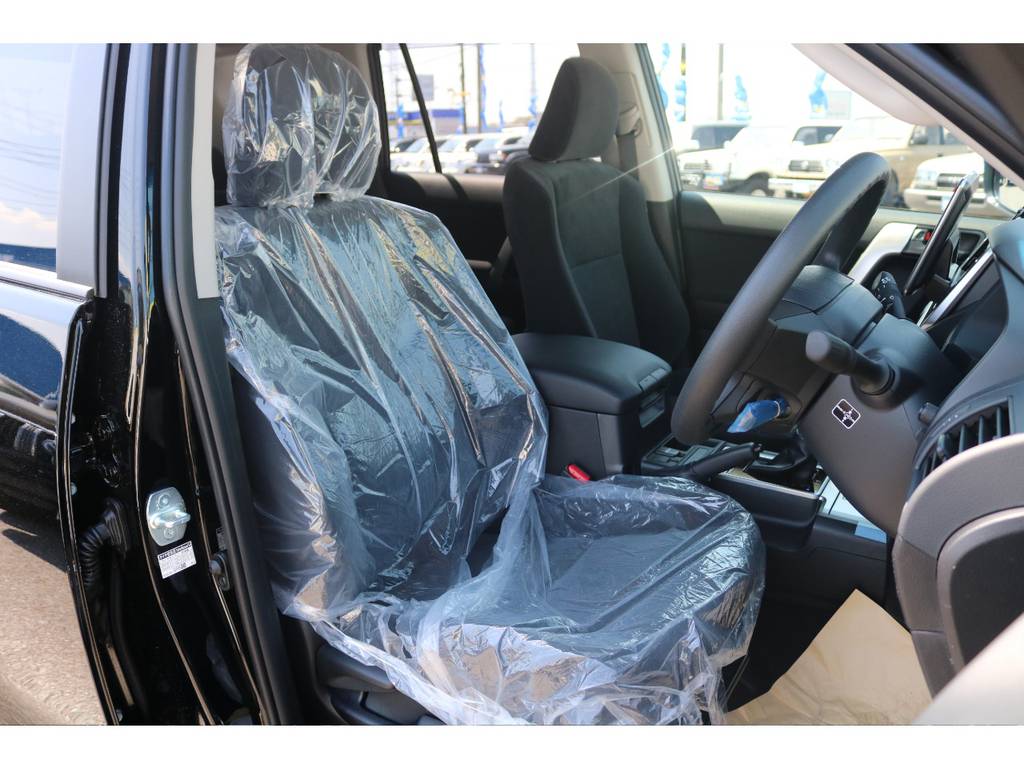 シートカバーなどの追加カスタムも大歓迎です☆ランクル好きが集まっておりますのでお車の事何でもご相談下さい！！