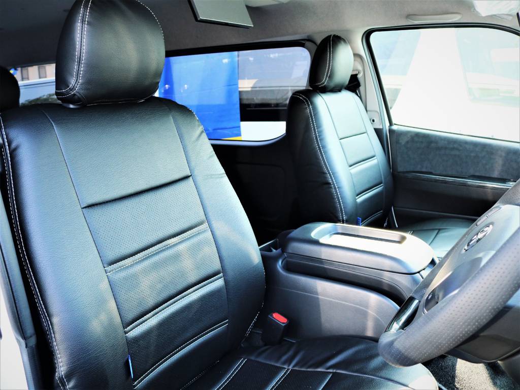 運転席シート、黒革調シートカバー付き！