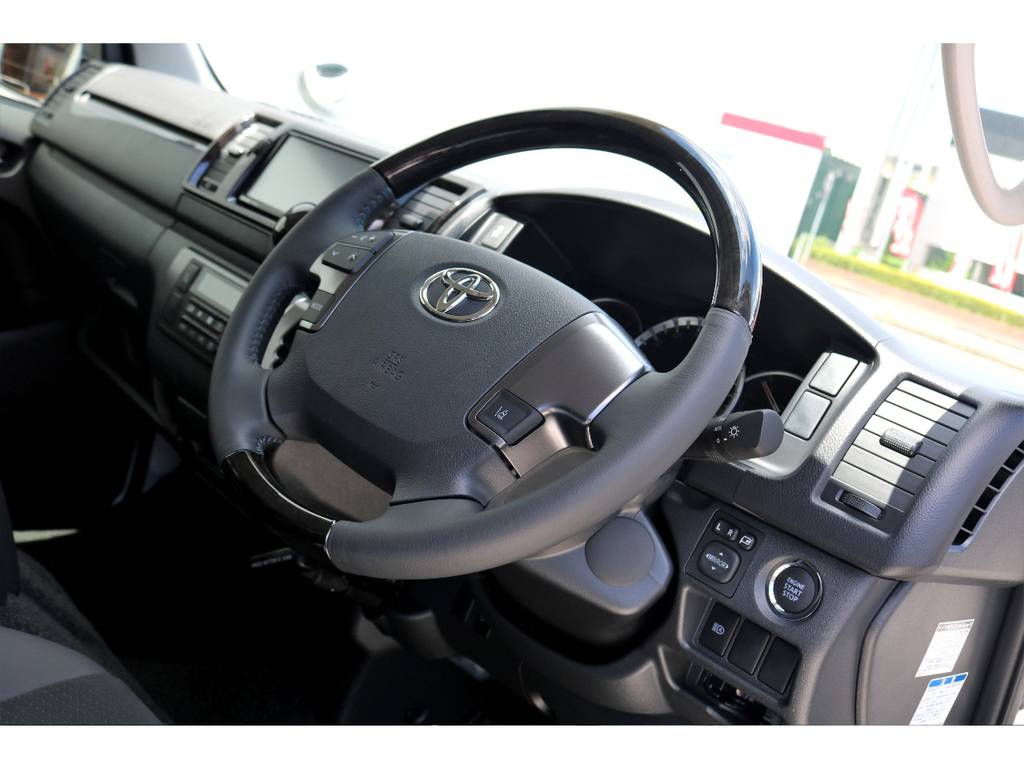 ステアリングは特別仕様車専用コンビハンドル！！