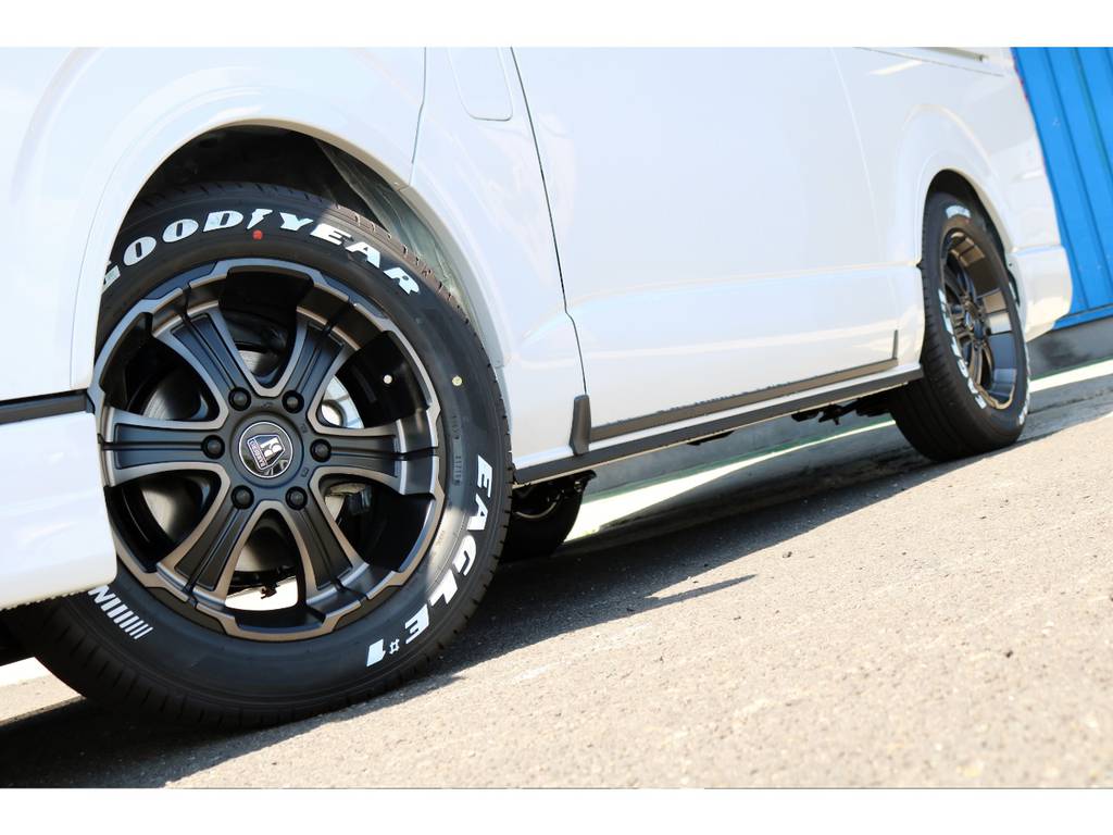 足元には、バルベロＷ－Ｄ（ワイルドディープス）ＦＬＥＸ専用カラー１７インチアルミホイールにグッドイヤーナスカータイヤを装着！