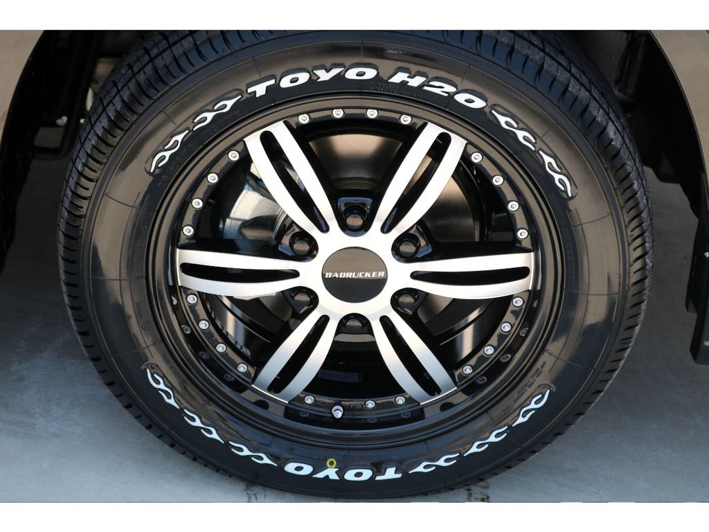 足元にはバッドラッカー １７インチアルミにナスカー ＴＯＹＯ Ｈ２０タイヤをチョイス！！