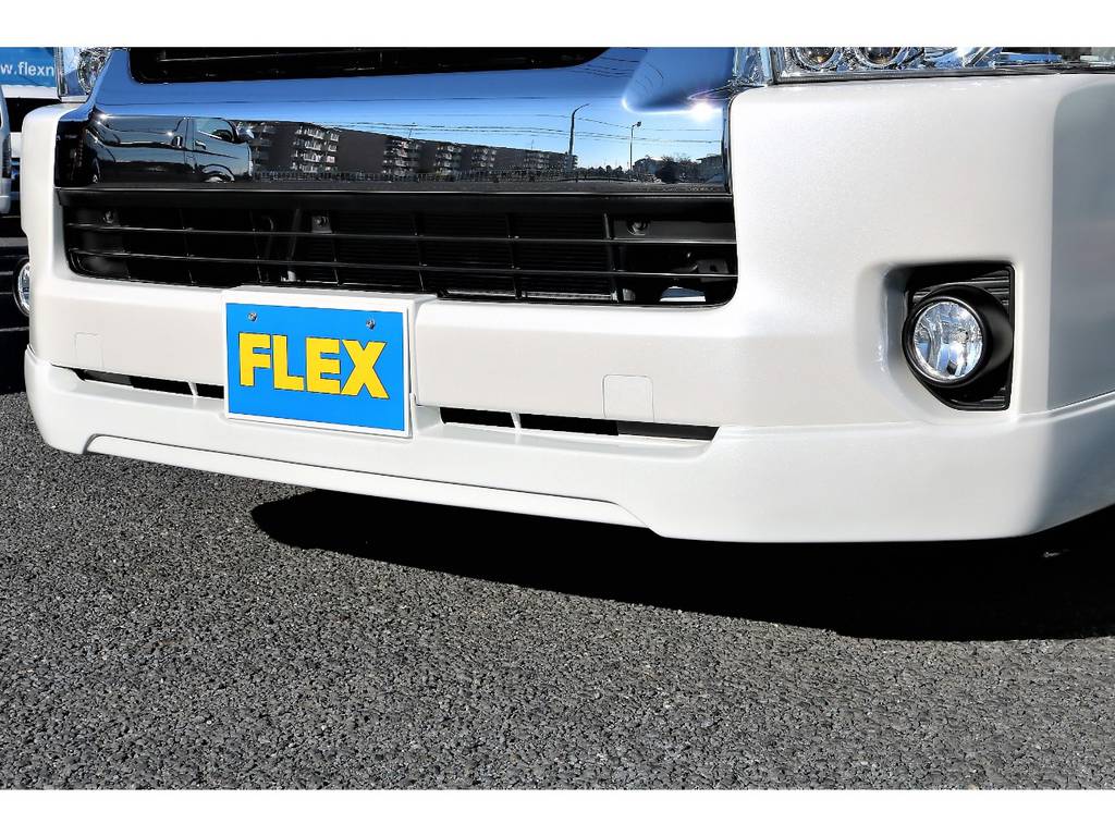 シンプルながらフロントマスクの印象を変えるFLEXオリジナルフロントリップスポイラー付きです！