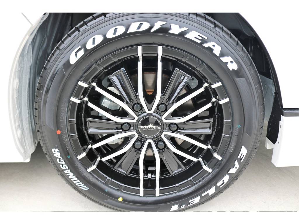 足元にはバトルシップ　17インチアルミにナスカーのホワイトレタータイヤをチョイス！！