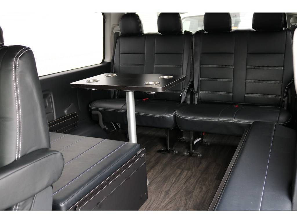 テーブルキット付きFLEXオリジナル内装架装Ver.R1 です。充実した車内空間をお楽しみ頂けます。