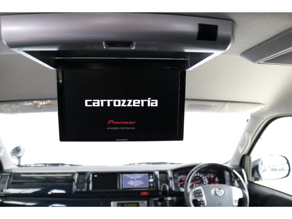 カロッツェリア製フリップダウンモニター付きで同乗者も退屈しませんね！
