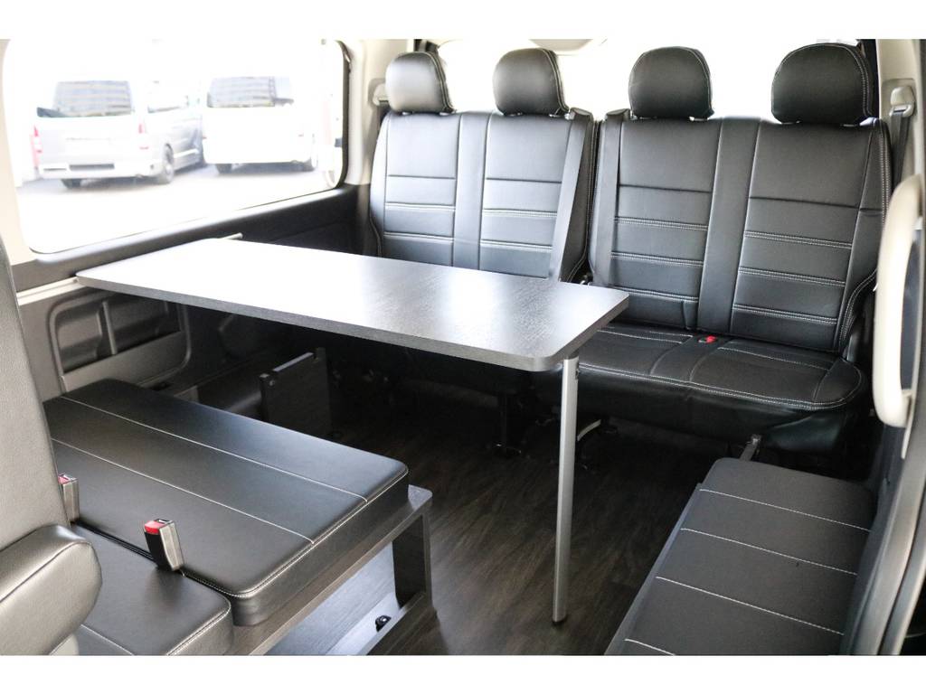 テーブルキット付きＦＬＥＸオリジナル内装架装Ver.1です。車内の空間を快適にお過ごしいただけます。