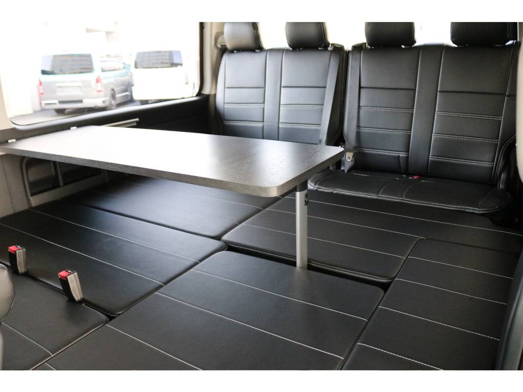 テーブルを外さずにベッドキットを広げることも可能です。車中泊にはもってこいの一台ですね。