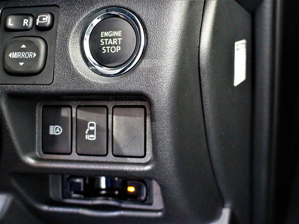 スマートキー搭載ですので両手が塞がっていてもドアの開閉が可能です。荷物が多い方は必須ですね！