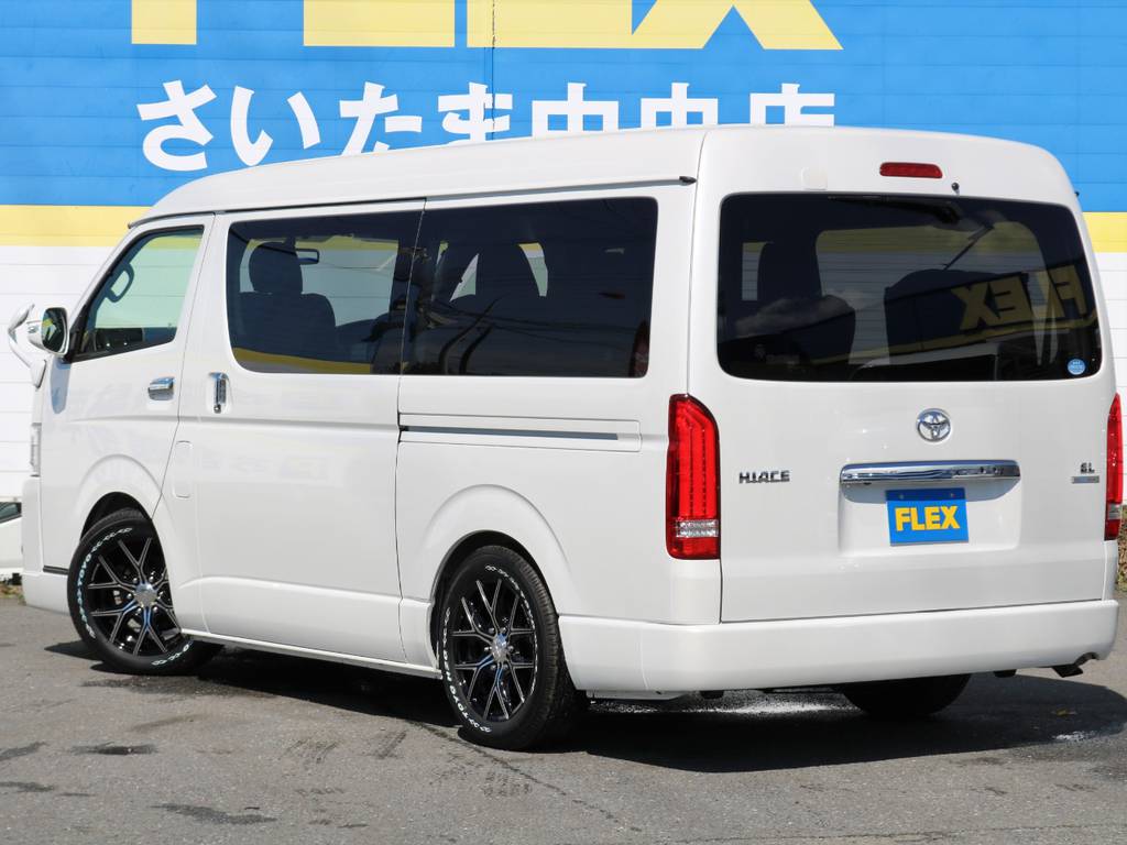 乗車店員は最大10人！10人乗れる普通車はハイエースだけです♪