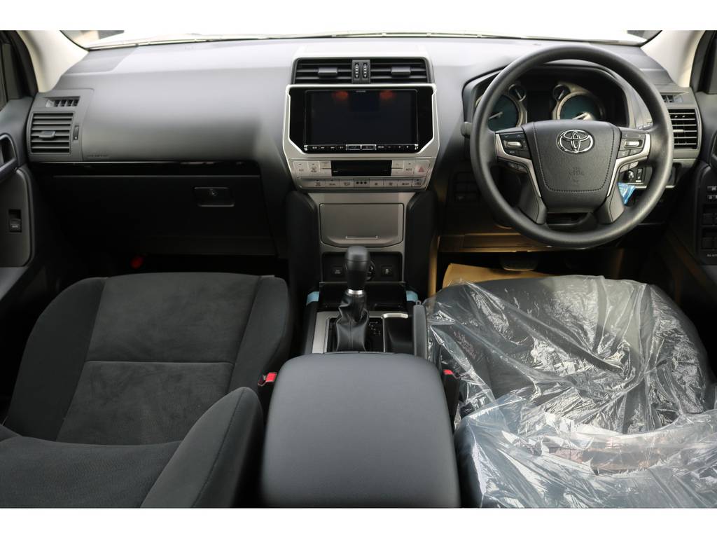 広々したインパネに大きなFガラスで運転視界もグッド！