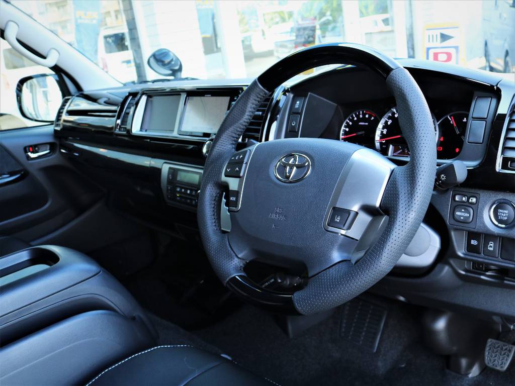 運転席周り、ピアノブラックステアリング！