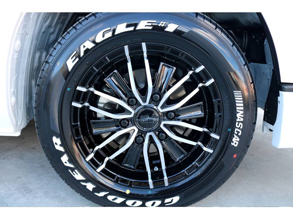 足元にはバトルシップ １７インチアルミにナスカー ホワイトレタータイヤをチョイス！！