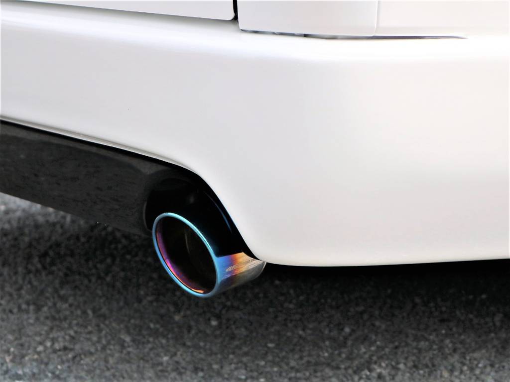チタンカラーの専用マフラーカッター！とてもスポーティな印象に変わっています！