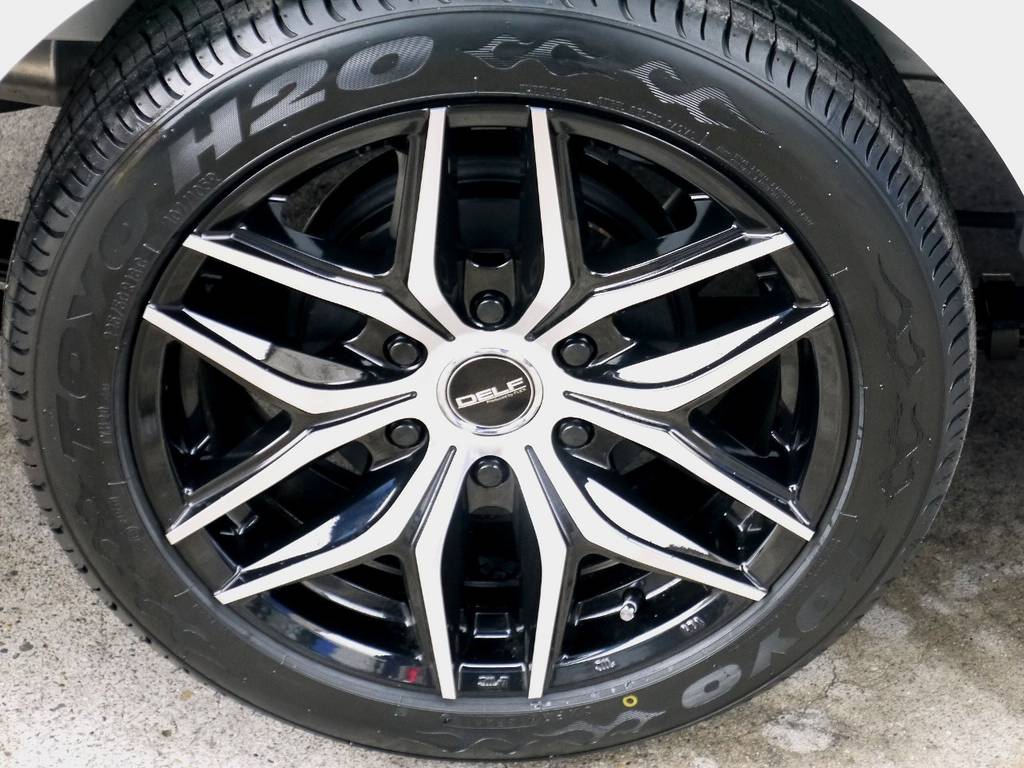 足元にはフレックスオリジナル Ｄｅｌｆ０１ １８インチアルミにＴＯＹＯ Ｈ２０タイヤをインストール！！