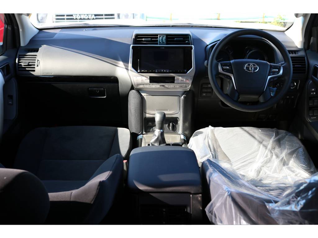 広々したインパネに大きなFガラスで運転視界もグッド！