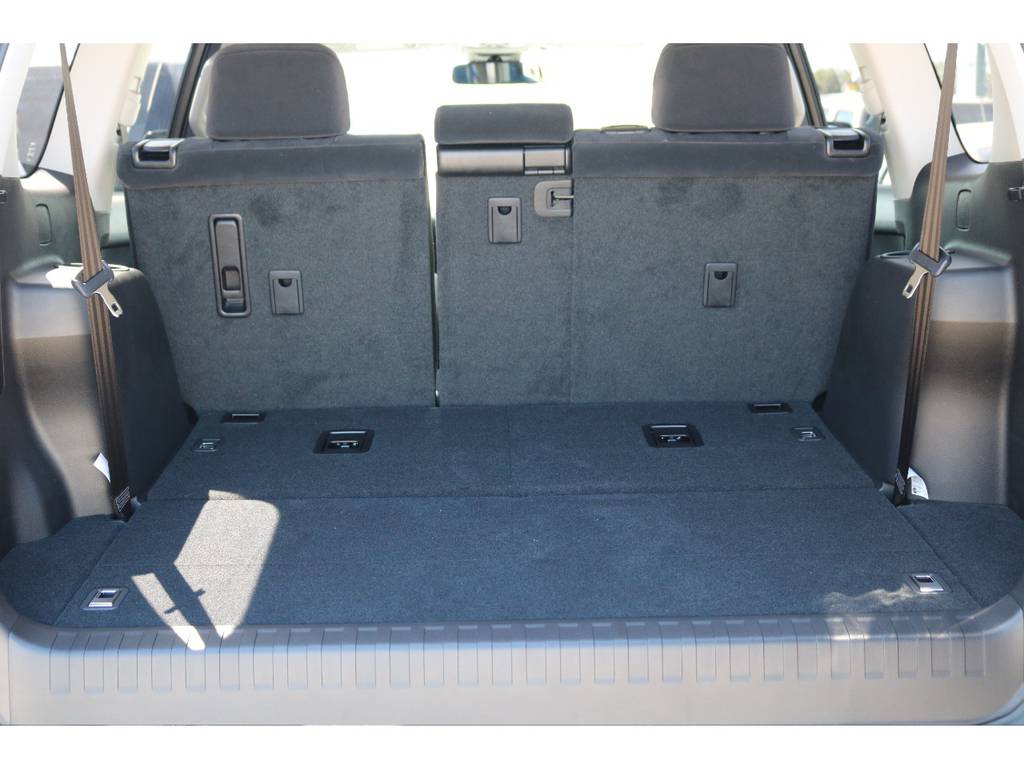 サードシートも格納して広々荷室