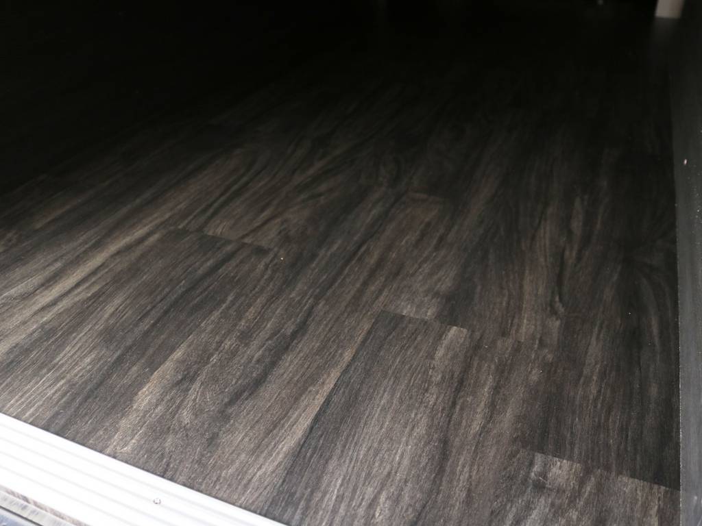 黒木目調　重歩行フロア施工済み♪